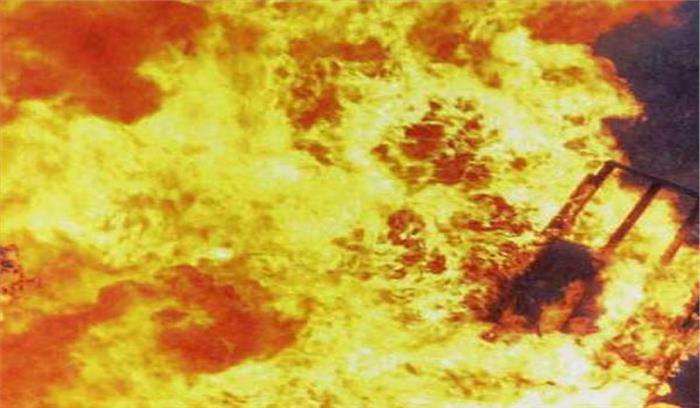 गुजरात में गैस रिसाव से श्रमिकों की झोपड़ियों में लगी आग