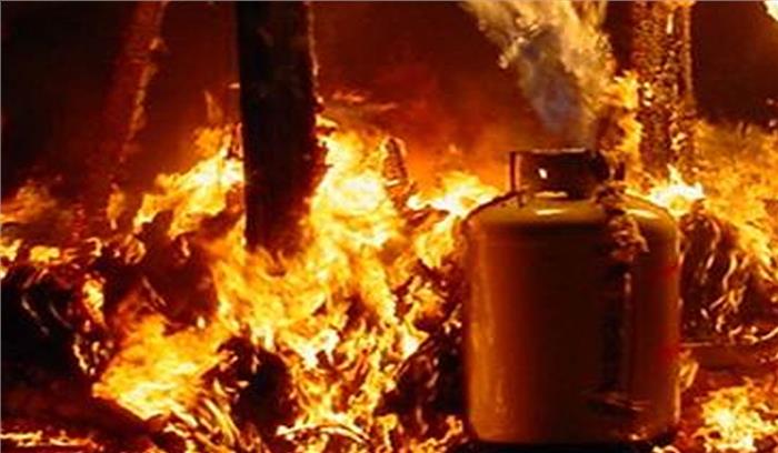 गुजरात में  रसोई गैस सिलेंडर में रिसाव से लगी आग में नौ लोग झुलसे