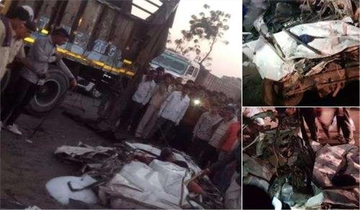 गुजरात में कार पर ट्रक पलटने से 6 मरे गुजरात में कार पर ट्रक पलटने से 6 मरे