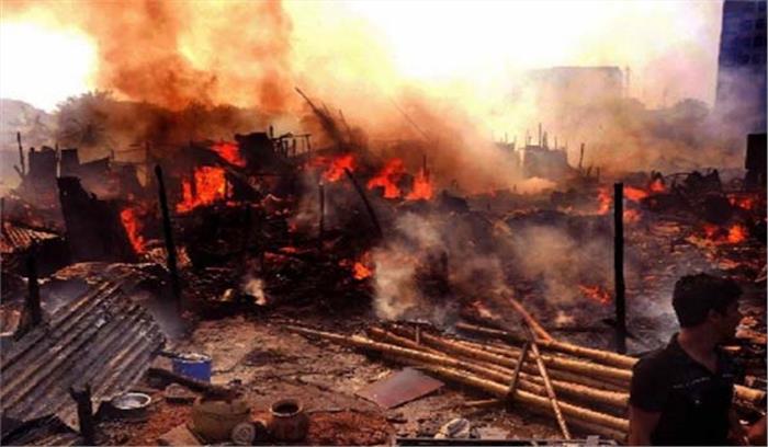 गुजरात के झोपड़पट्टी में लगी भीषण आग