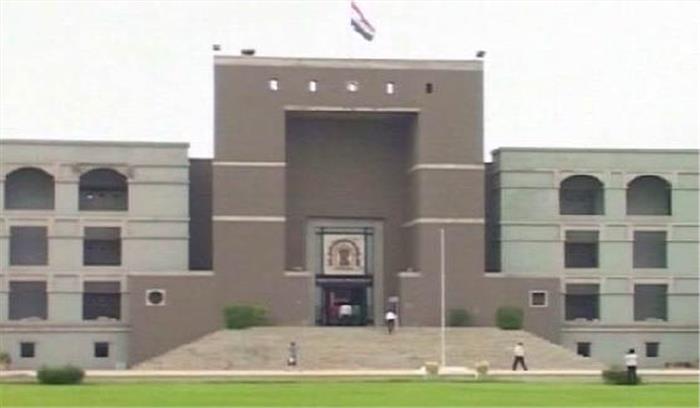 बलवंत सिंह ने निर्वाचन आयोग के फैसले को गुजरात हाई कोर्ट में चुनौती दी