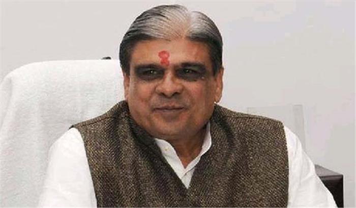 गुजरात : मंच का हिस्सा टूटा, गिरे केंद्रीय मंत्री हरिभाई चौधरी