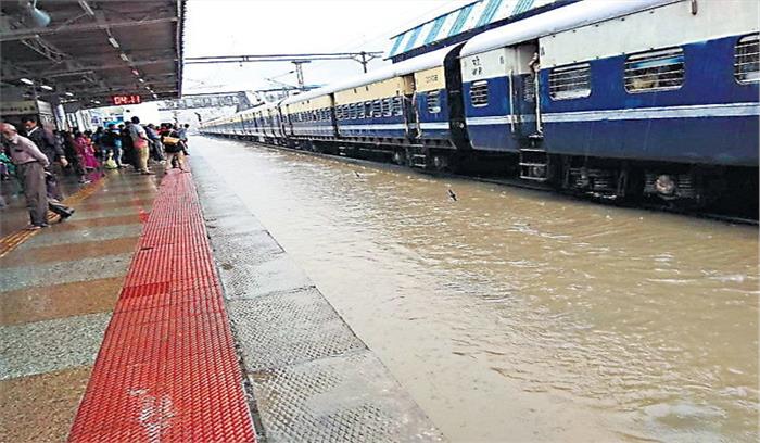 गुजरात में भारी बरसात से 12 ट्रेनें प्रभावित