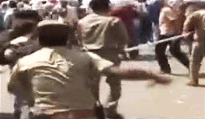 ग्रामीणों को नियंत्रित करने के लिए पुलिस ने किया लाठी चार्ज