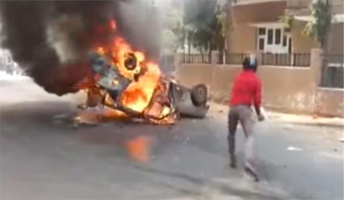 गुजरात में दलितों का विरोध प्रदर्शन, मेवाणी को हिरासत में लिया