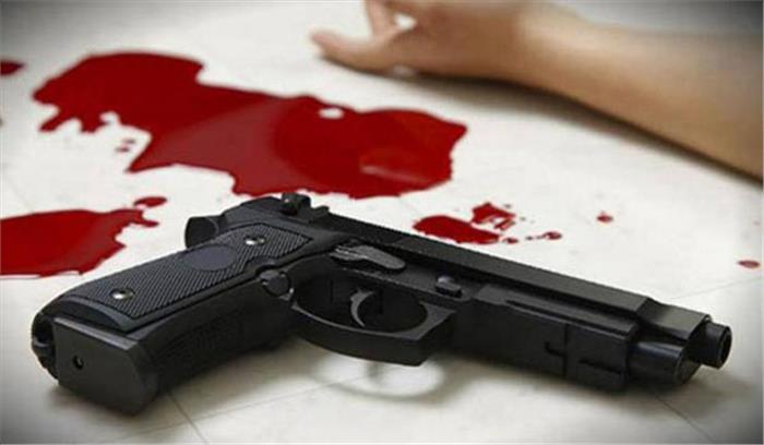 गुजरात : कर्जदार कारोबारी ने की परिवार की गोली मारकर हत्या गुजरात : कर्जदार कारोबारी ने की परिवार की गोली मारकर हत्या