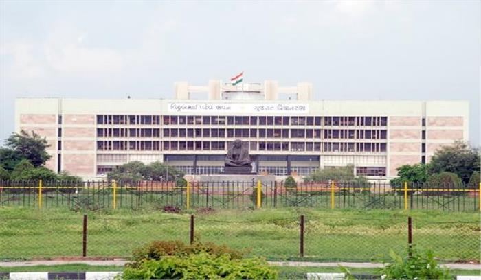 गुजरात विधानसभा में दूसरे दिन भी हंगामा, दोपहर को पेश होगा बजट