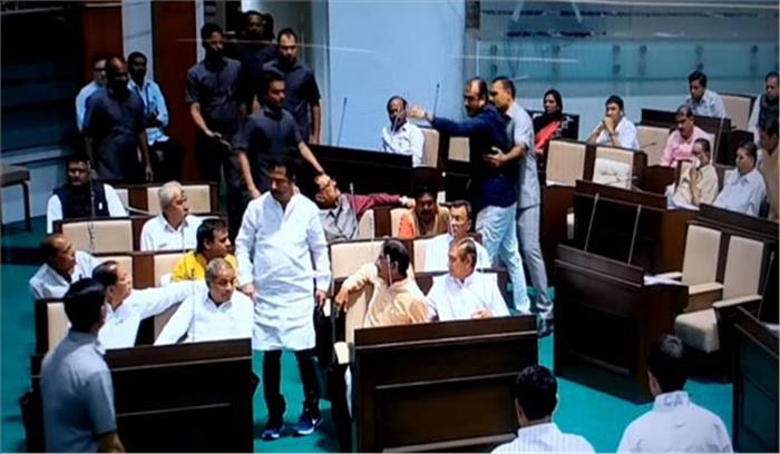 गुजरात विधानसभा में मारपीट के मामले में कांग्रेस के दो विधायक 3 साल, एक 1 साल के लिए निलंबित