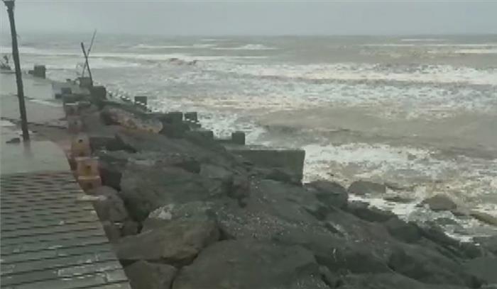 वायु तूफान ने बदली दिशा , नहीं टकराएगा गुजरात तट से