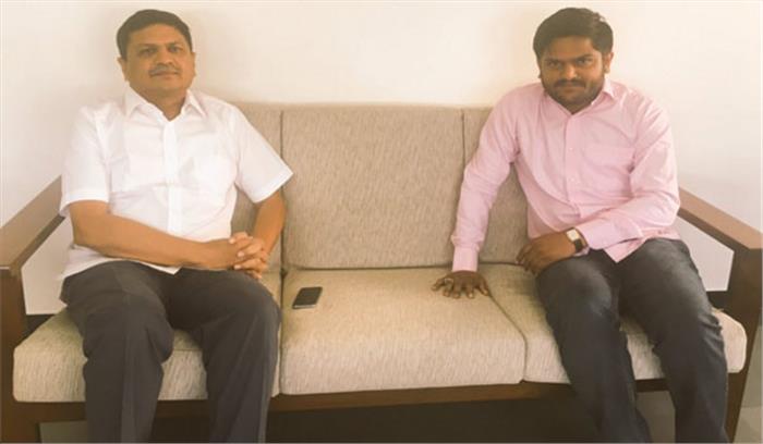 हार्दिक पटेल ने की खोडलधाम ट्रस्ट के प्रमुख नरेश पटेल से मुलाकात
