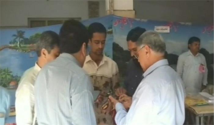 गुजरात चुनाव: ईवीएम मशीनों के ब्लूटूथ और वाईफाई से जुड़े होने की शिकायतें