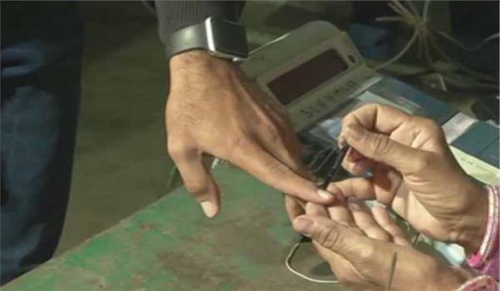 गुजरात चुनाव: पहले चरण में 70 फीसदी से अधिक मतदान