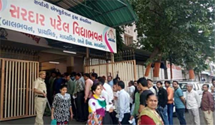 पहले 2 घंटे में अनुमानित 12 प्रतिशत से अधिक मतदान, इवीएम में छेड़छाड़ का आरोप