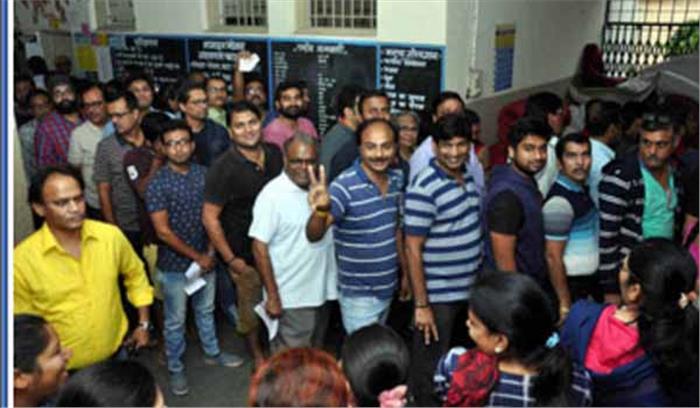 गुजरात चुनाव: पहले 4 घंटे में 23 प्रतिशत से अधिक मतदान