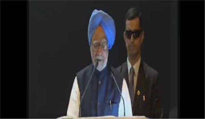 सूरत पहुंचे मनमोहन सिंह व्यापारियों के साथ कर रहे चर्चा सूरत पहुंचे मनमोहन सिंह व्यापारियों के साथ कर रहे चर्चा