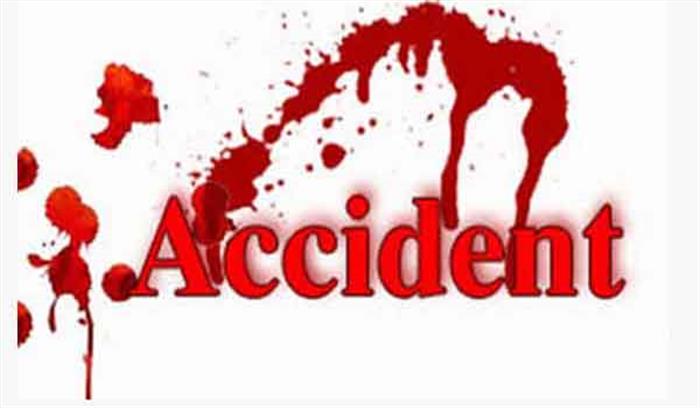 बस और ट्रक के बीच टक्कर, 4 लोगों की मौत