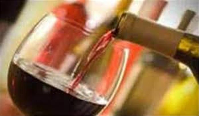 अहमदाबाद में पेड़ गिरने से एक व्यक्ति की मौत, एक घायल