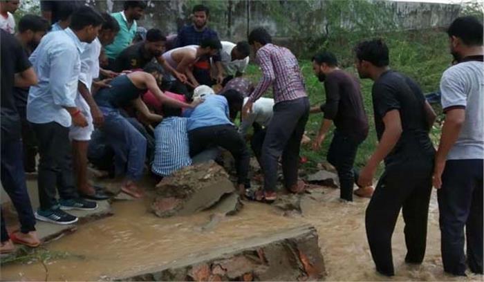 गुजरात में वर्षा के बीच दीवार गिरने से तीन बहनों की मौत