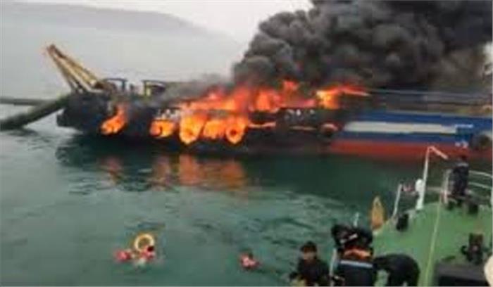 समुद्र में नाव में लगी आग, एक मछुआरा लापता