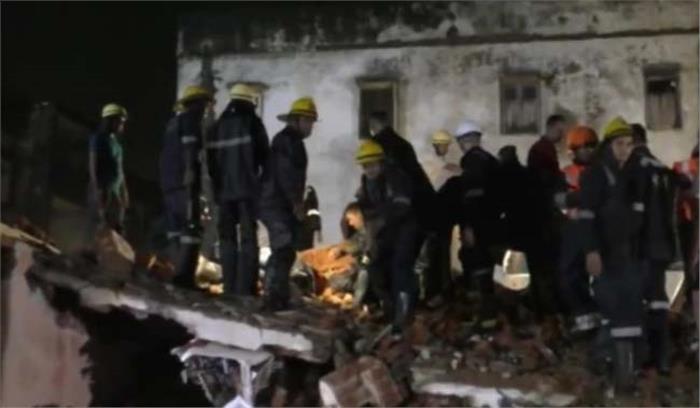 मध्य गुजरात के खंभात शहर में तीन मंजिली इमारत गिरी