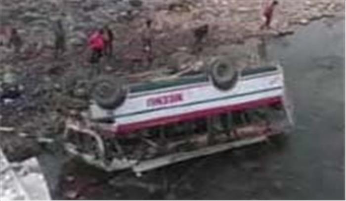 जामनगर में सरकारी बस नहर में गिरी, महिला घायल