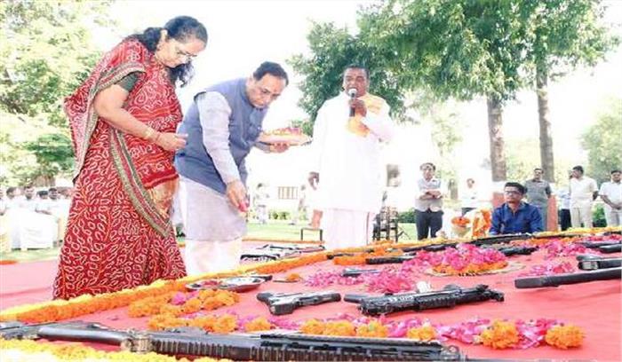 दशहरे का त्यौहार पारंपरिक उल्लास के साथ मनाया जा रहा