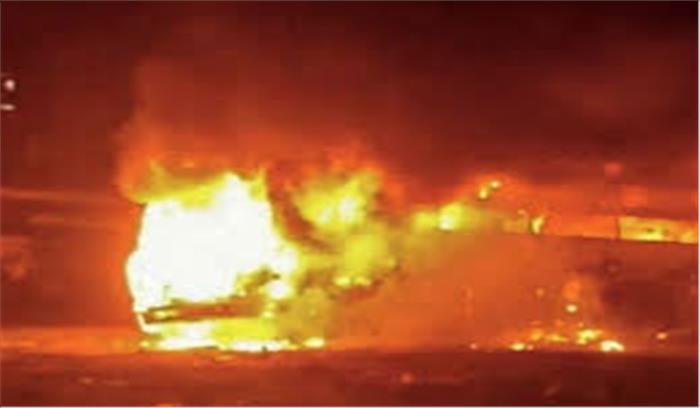 सूरत में सीएनजी पंप पर स्कूल वैन में लगी आग