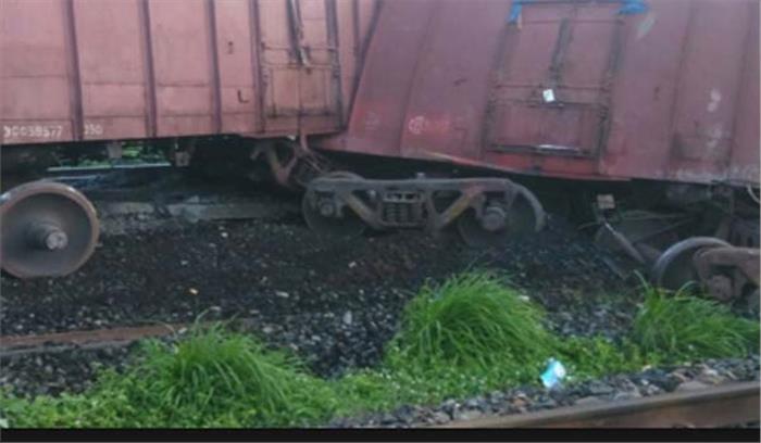 गुजरात: मालगाड़ी का डिब्बा पटरी से उतरा गुजरात: मालगाड़ी का डिब्बा पटरी से उतरा