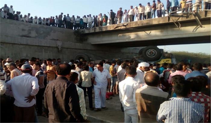 गुजरात में ट्रक पलटा, 26 लोगों की मौत