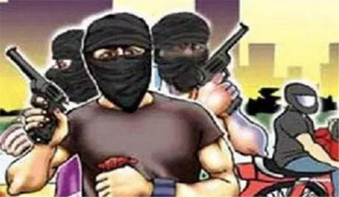 अज्ञात लुटेरों ने फायरिंग करके दो लोगों से 18 लाख रुपये लूटे