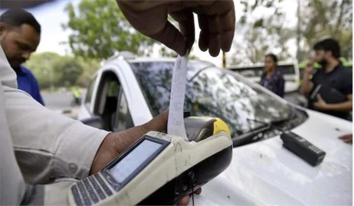 गुजरात में सवा दो करोड़ की कार के मालिक ने भरा 27 लाख 68 हजार का दंड