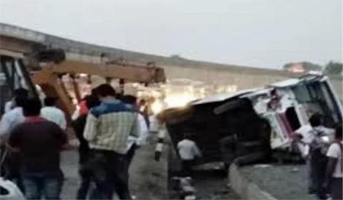 गुजरात : ट्रक पलटने से 25 की मौत​​​​​​​