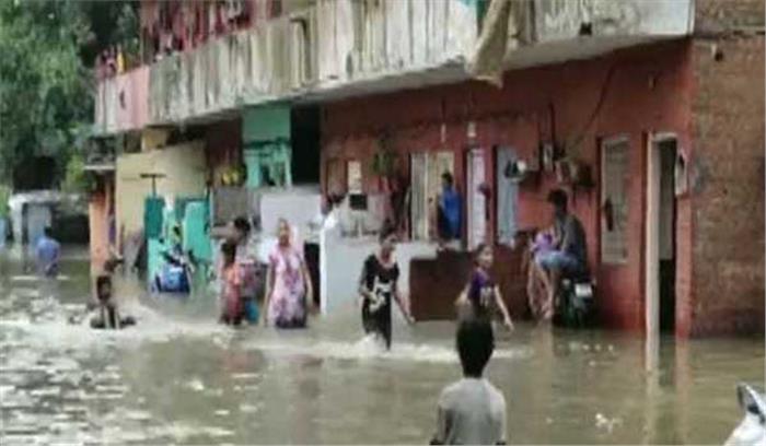 भारी वर्षा के बीच गुजरात में मकान और दीवार गिरने से आठ की मौत भारी वर्षा के बीच गुजरात में मकान और दीवार गिरने से आठ की मौत