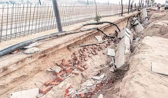 गुजरात में दीवार ढहने से दो मजदूरों की मौत, 3 घायल गुजरात में दीवार ढहने से दो मजदूरों की मौत, 3 घायल