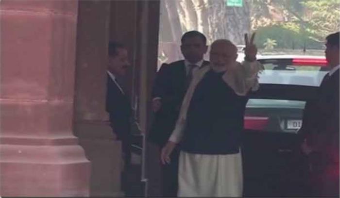 भाजपा के पक्ष में नतीजे, पीएम मोदी ने दिखाया विक्ट्री साइन भाजपा के पक्ष में नतीजे, पीएम मोदी ने दिखाया विक्ट्री साइन