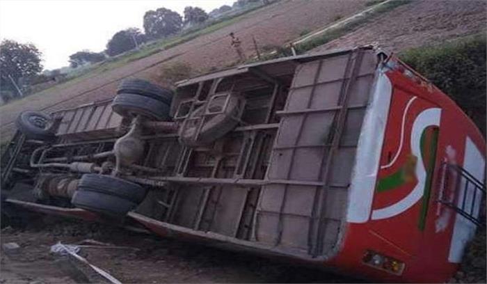 गुजरात : बस पलटने से 15 लोग घायल