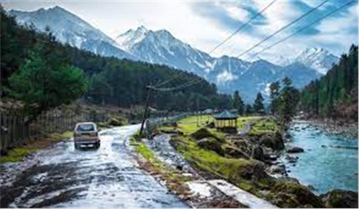 जम्मू-कश्मीर में मौसम खुशनुमा, पर्यटक हो रहे आकर्षित