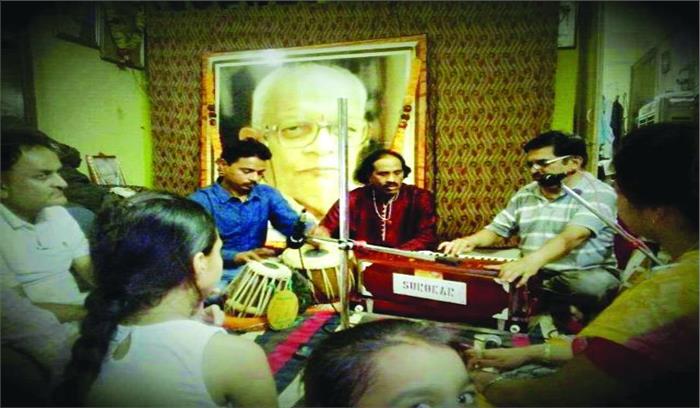 गुणरस पिया संगीत सभा में उस्ताद फरीद अहमद का गायन व अभिनंदन