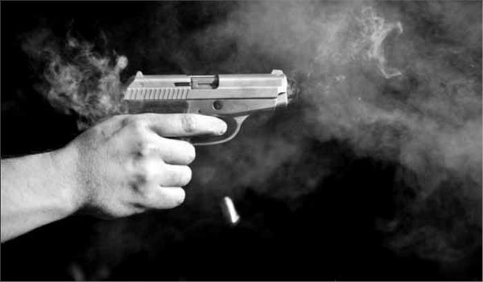 कश्मीर: बंदूकधारी ने महिला  को मारी गोली