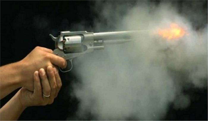 कश्मीर में बंदूकधारी ने मदरसा शिक्षक को गोली मारकर घायल करा