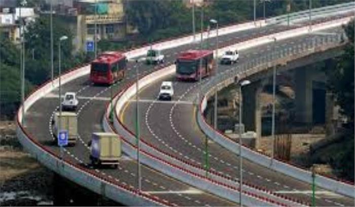 गुरुग्राम:  फ्लाईओवर का एक हिस्सा गिरने से यातायात बाधित