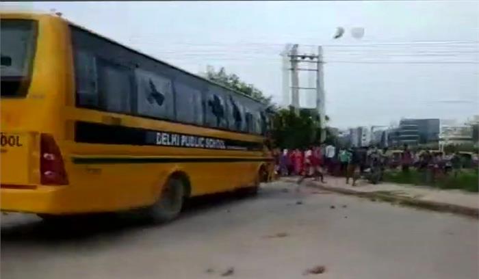 गुरुग्राम में स्कूल बस ने दंपति को रौंदा, लोगों ने की तोड़फोड़