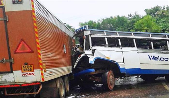 मध्यप्रदेश: ग्वालियर-इटावा राष्ट्रीय राजमार्ग पर ट्रक ने कैँटर और बस को मारी टक्कर