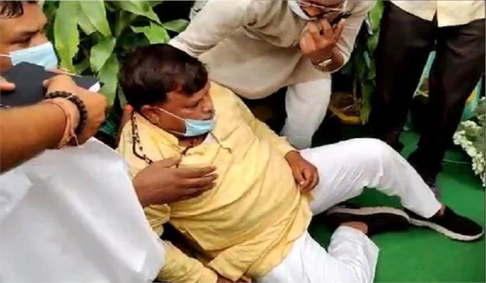 ग्वालियर में मंत्री प्रद्युम्न मंच से गिरे