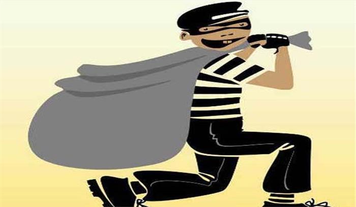 आभूषण की दुकान से नकद समेत तीन लाख की चोरी आभूषण की दुकान से नकद समेत तीन लाख की चोरी