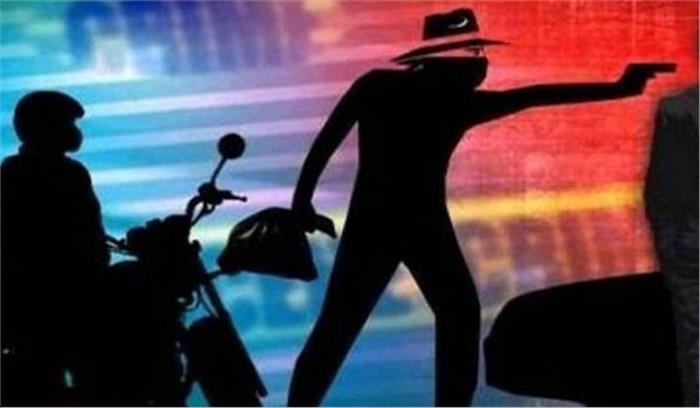 इलेक्ट्रानिक व्यवसायी से पांच लाख की लूट