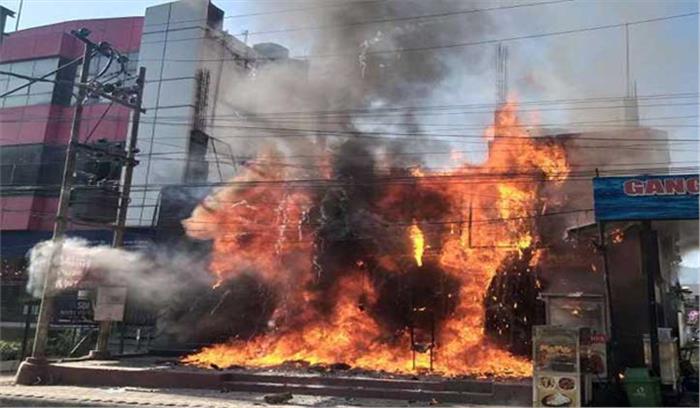 हल्द्वानी में शो रूम में आग लगने से मचा हड़कंप, कीमती सामान खाक