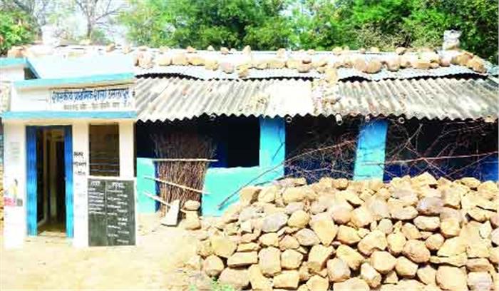 मजदूरी की तलाश में आधे लोग गांव छोड़ गए, पसरा सन्नाटा