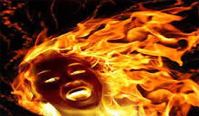 उप्र : 4 बच्चों साहित महिला ने लगाई आग