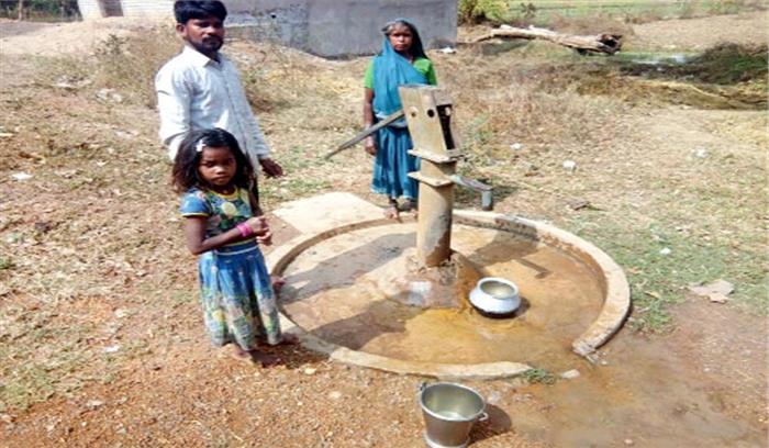हेण्डपंपों में निकल रहा मटमैला पानी
